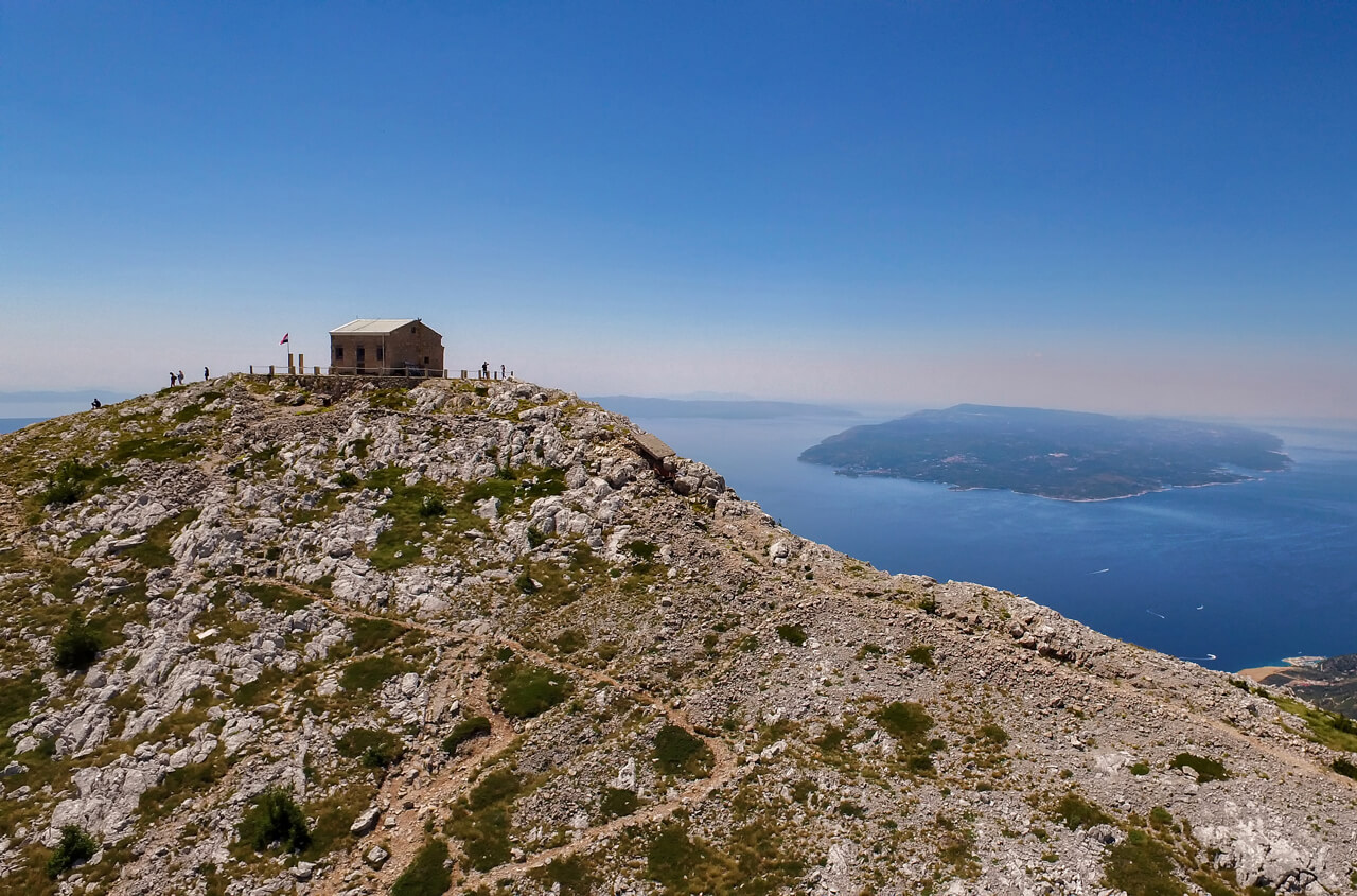 Blick auf den Gipfel des Sveti Jure im Biokovo Gebirge an der Makarska Riviera Kroatien 