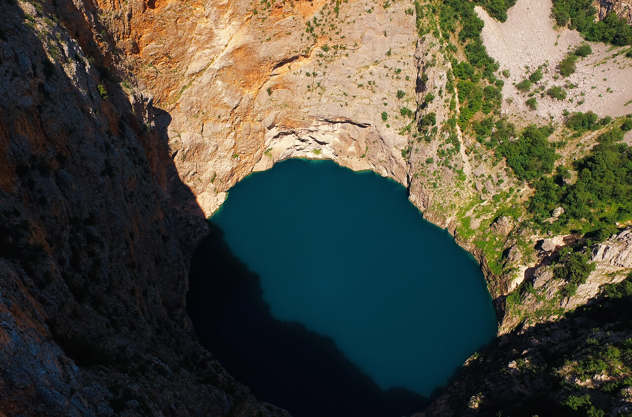 Blick auf den Krater des roten Sees in Imotski in Kroatien 