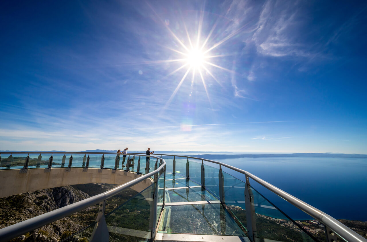 Blick auf den Skywalk im Biokovo Gebirge an der Makarska Riviera in Kroatien