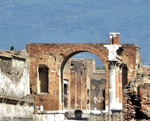 Blick auf die Ruinen von Pompeji in Italien im Hintegrund der Vesuv