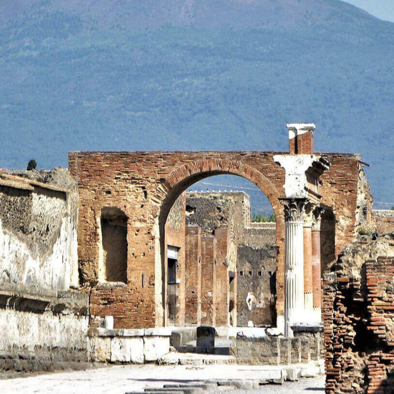 Blick auf die Ruinen von Pompeji in Italien im Hintegrund der Vesuv