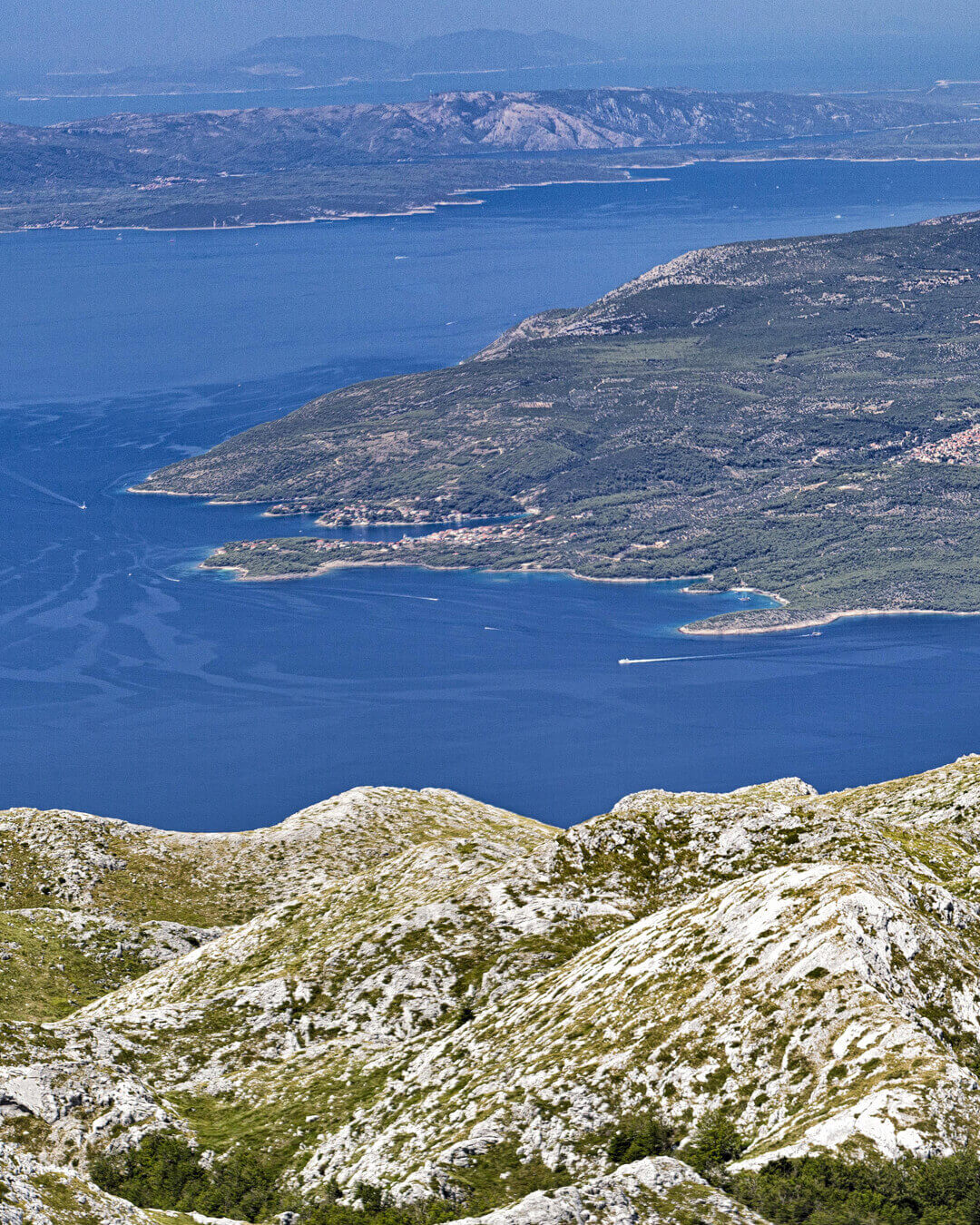 Blick von den Gipfeln des Biokovo Gebirges auf die Adria und die vorgelagerten Inseln Blick von den Gipfeln des Biokovo Gebirges auf die Adria und die vorgelagerten Inseln