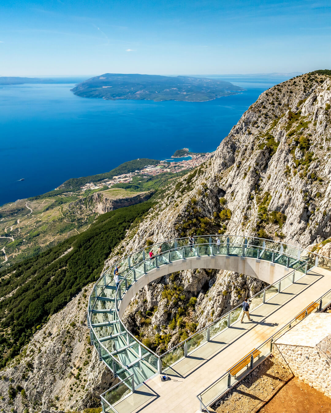 Blick von oben auf den Skywalk mit Blick auf die umliegenden Berge des Biokovo Gebirges und die Adria Blick von oben auf den Skywalk mit Blick auf die umliegenden Berge des Biokovo Gebirges und die Adria