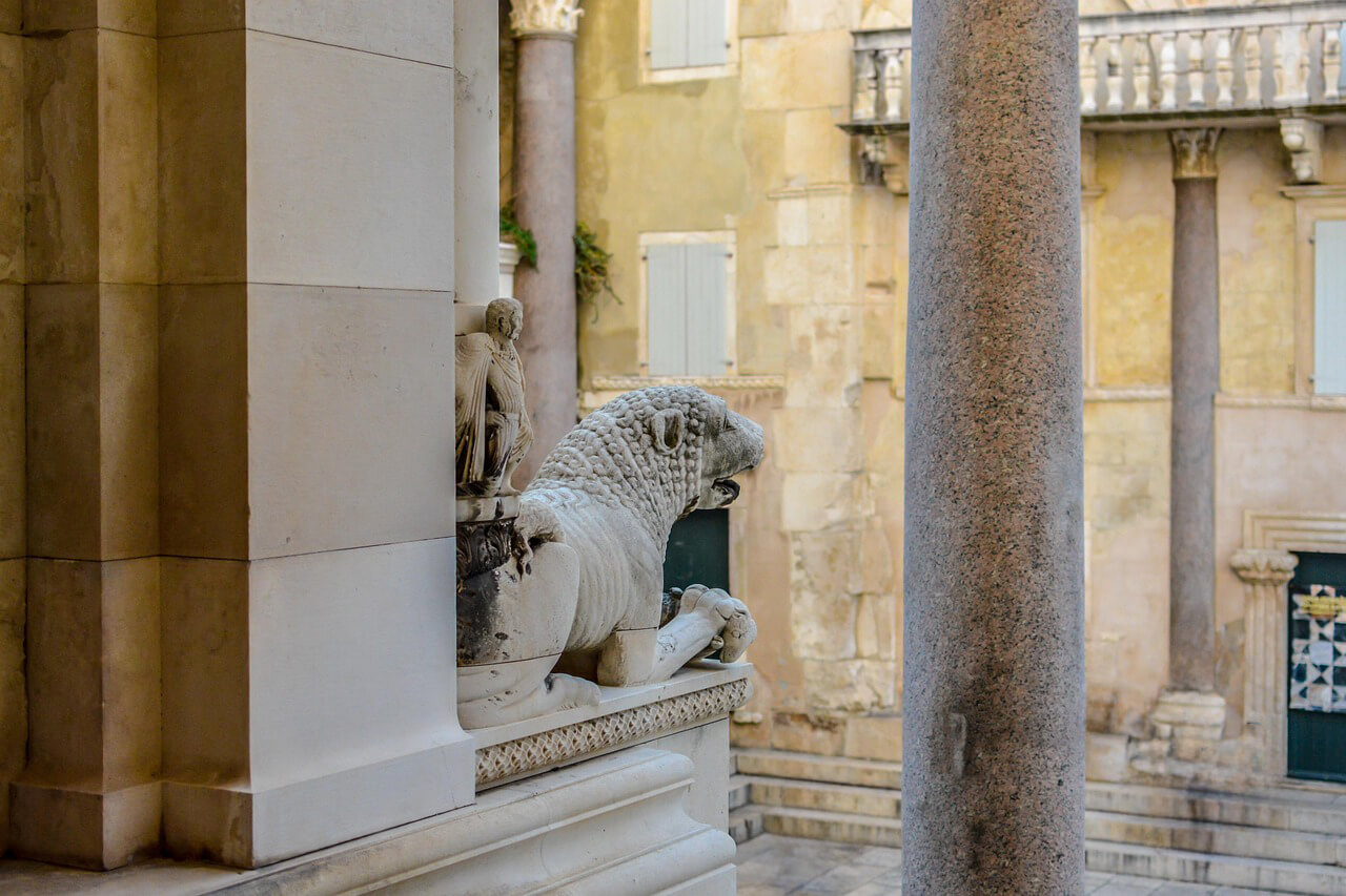 Blick auf den Hauptplatz im Diokletianpalast in Split in Mitteldalmatien in Kroatien 