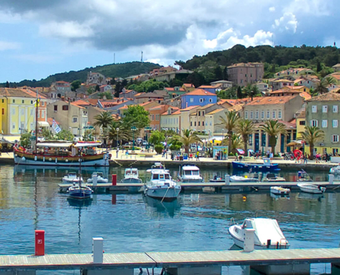 Blick auf den Hafen von Mali Losinj mit den Booten in der Bucht auf der Insel Losinj in Kroatien