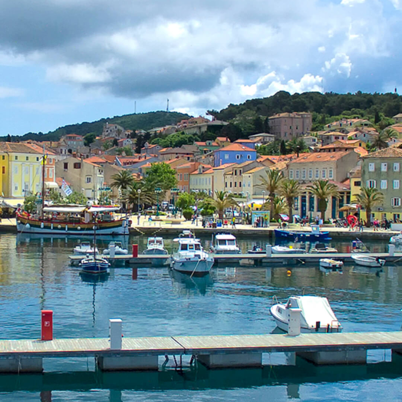 Blick auf den Hafen von Mali Losinj mit den Booten in der Bucht auf der Insel Losinj in Kroatien