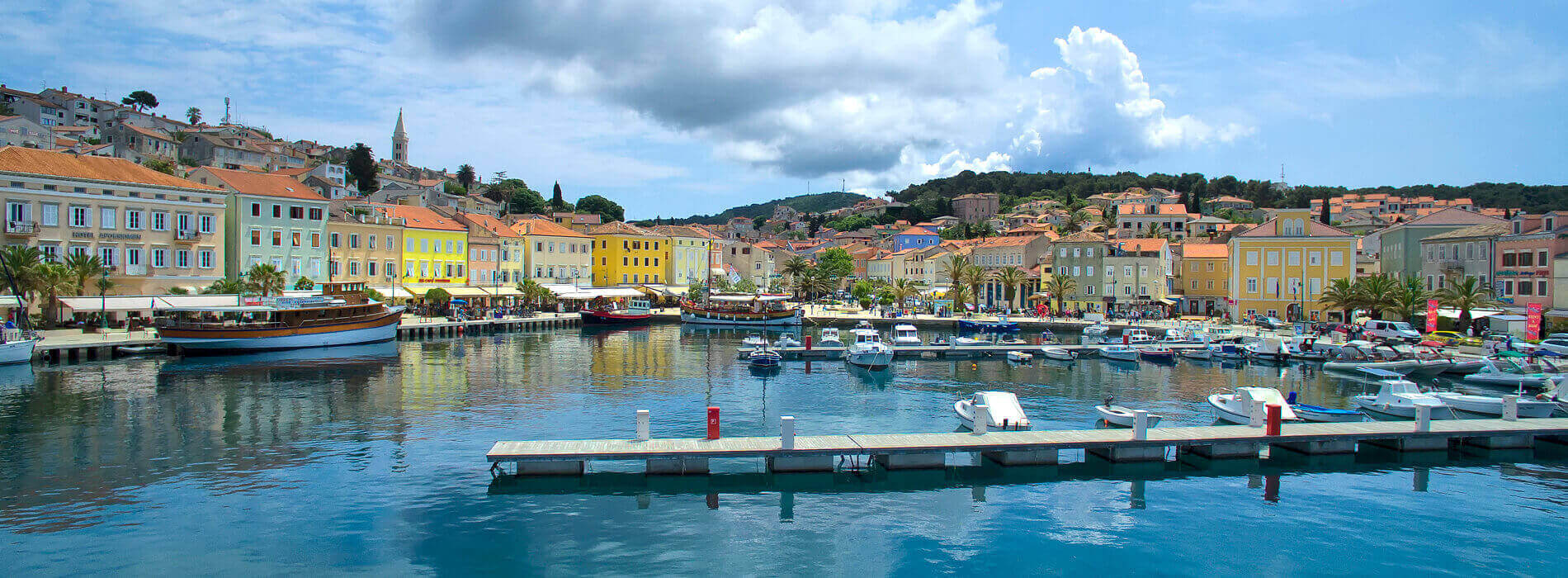 Blick auf den Hafen von Losinj mit den Booten in de -Bucht von Mali Losinj auf der Inse Losinj in Kroatien
