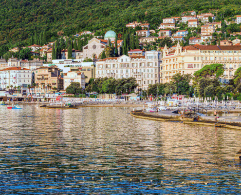 Blick auf den Slatine Strand in Opatij und die dahinterliegenden Villen an der Kvarner Bucht in Kroatien