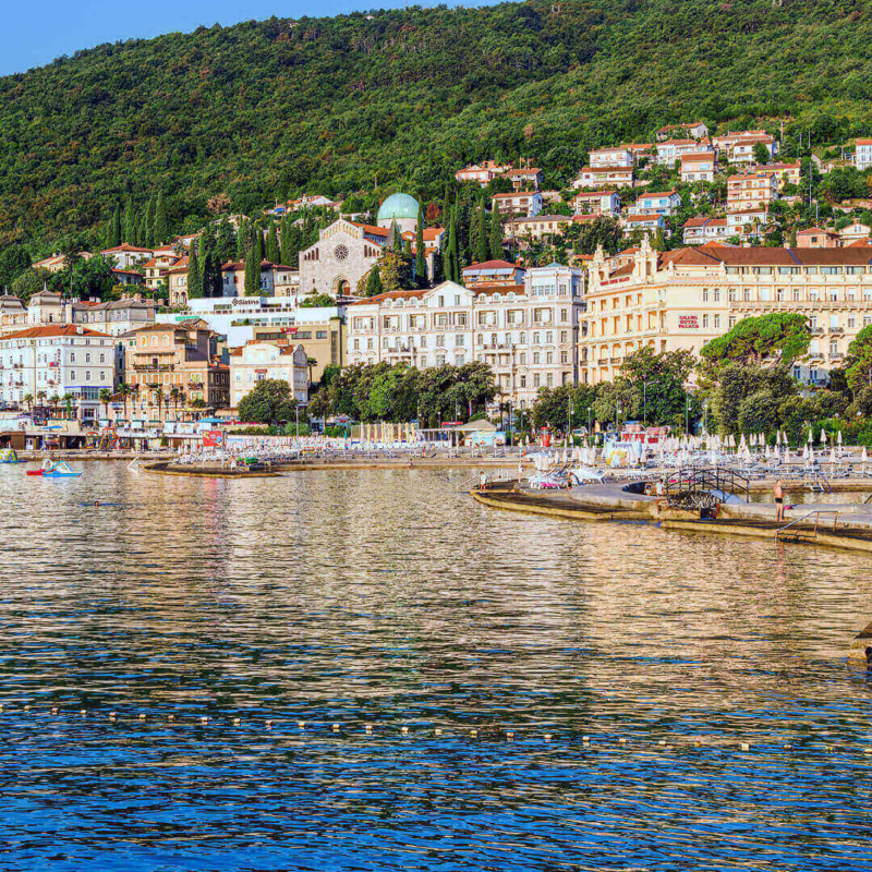 Blick auf den Slatine Strand in Opatij und die dahinterliegenden Villen an der Kvarner Bucht in Kroatien