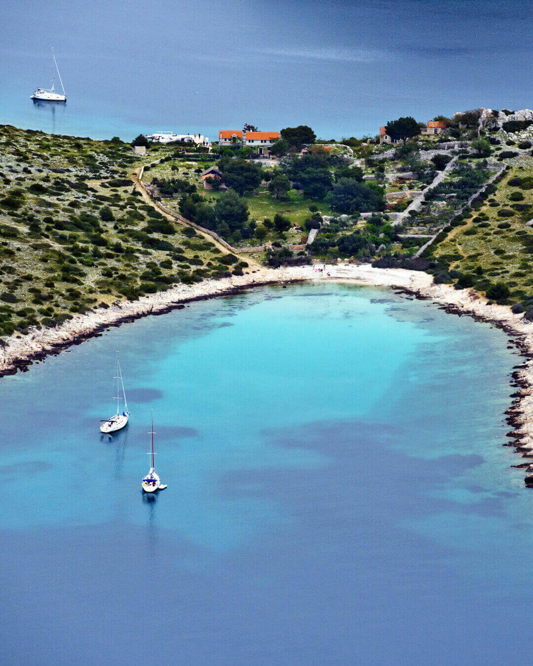 Blick-auf-eine-Bucht-auf-der-Insel-Levrnaka-mit-tuerkisfarbenes-Wasser-im-Nationalpark-Kornaten-in-Kroatien Blick auf eine Bucht auf der Insel Levnaka mit türkisfarbenen Meer im Nationalpark Kornaten in Kroatien