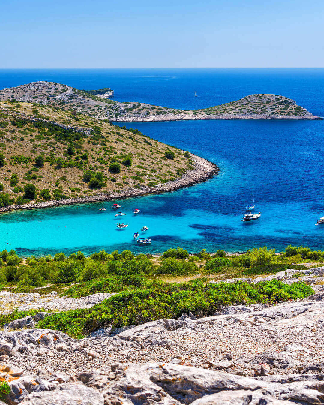 Blick auf eine wunderschöne türkisfarbene Bucht auf der Insel Lojena mit Segelboot Blick auf eine wunderschöne türkisfarbene Bucht auf der Insel Lojena mit Segelboot
