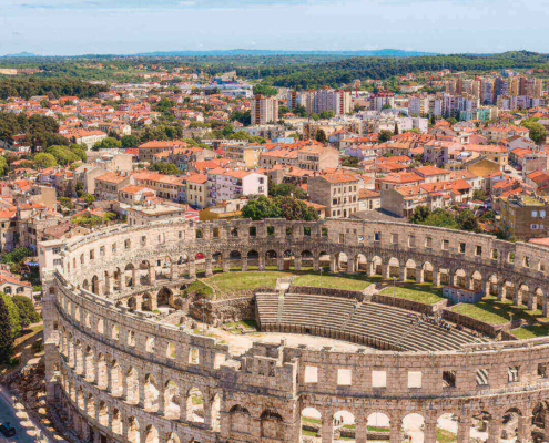 Der Platz vor der Arena von Pula und die Arena von oben bei Abendlicht in Kroatien