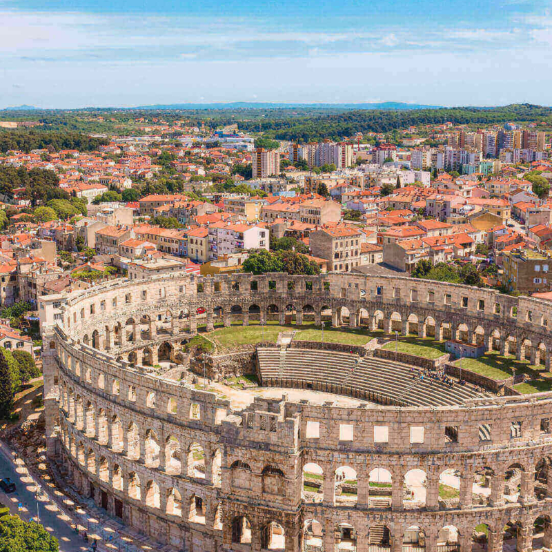 Der Platz vor der Arena von Pula und die Arena von oben bei Abendlicht in Kroatien