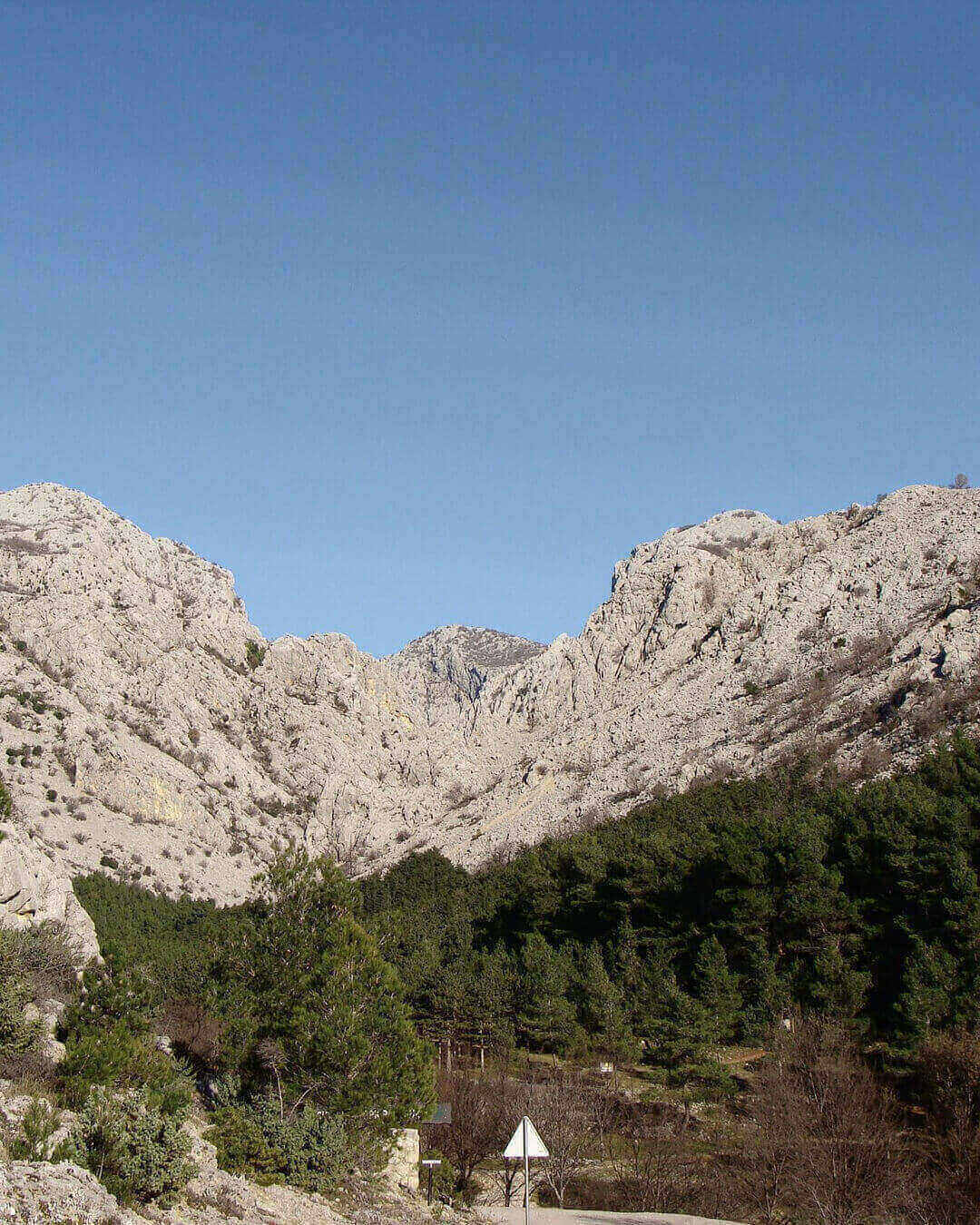 Blick über die Bäume auf den Berge im Nationalpark Paklenica in der nähe von Zadar in Kroatien