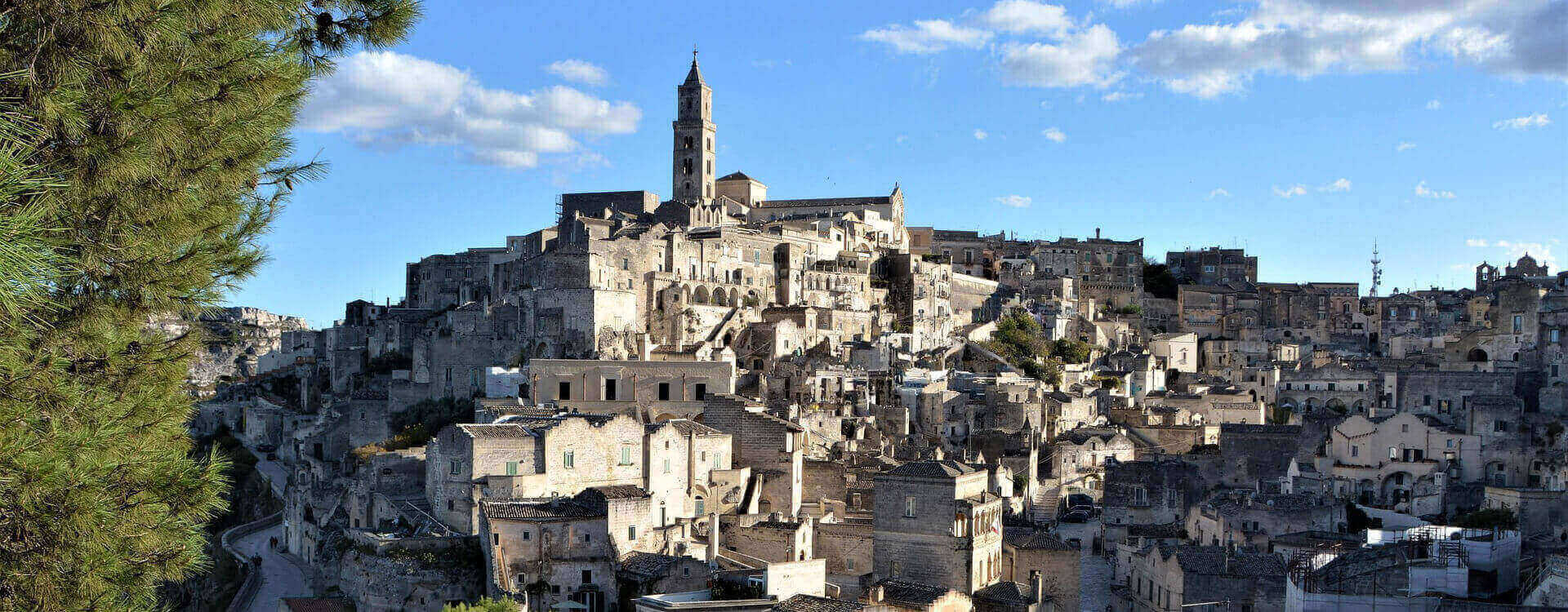 Blick auf die Altstadt von Matera von einem gegenüberliegenden Hügel aus in Italien