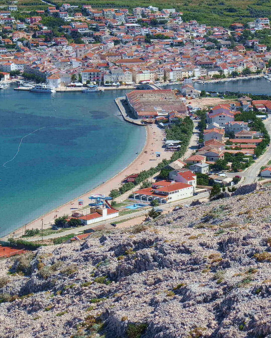 Blick auf die Häuser von Pag Stadt auf der Insel Pag in Kroatien Blick auf die Häuser von Pag Stadt auf der Insel Pag in Kroatien