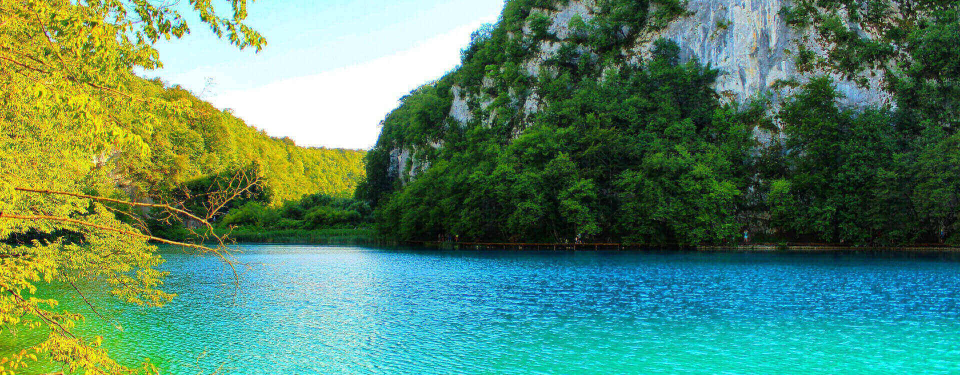 Blick-auf-den-Oberlauf-der-Plitvicer-Seen-in-Kroatien Blick auf den Oberlauf der Plitvicer Seen in Kroatien-auf-den-tuerkisfarbenden-See-und-die-bewaldeten-Haenge