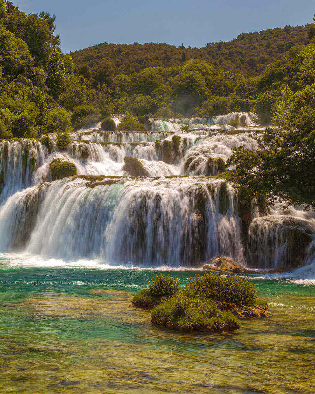 Blick auf den Wasserfall Sradinski buk im Krka Nationalpark in Kroatien Blick auf den Wasserfall Sradinski buk im Krka Nationalpark in Kroatien