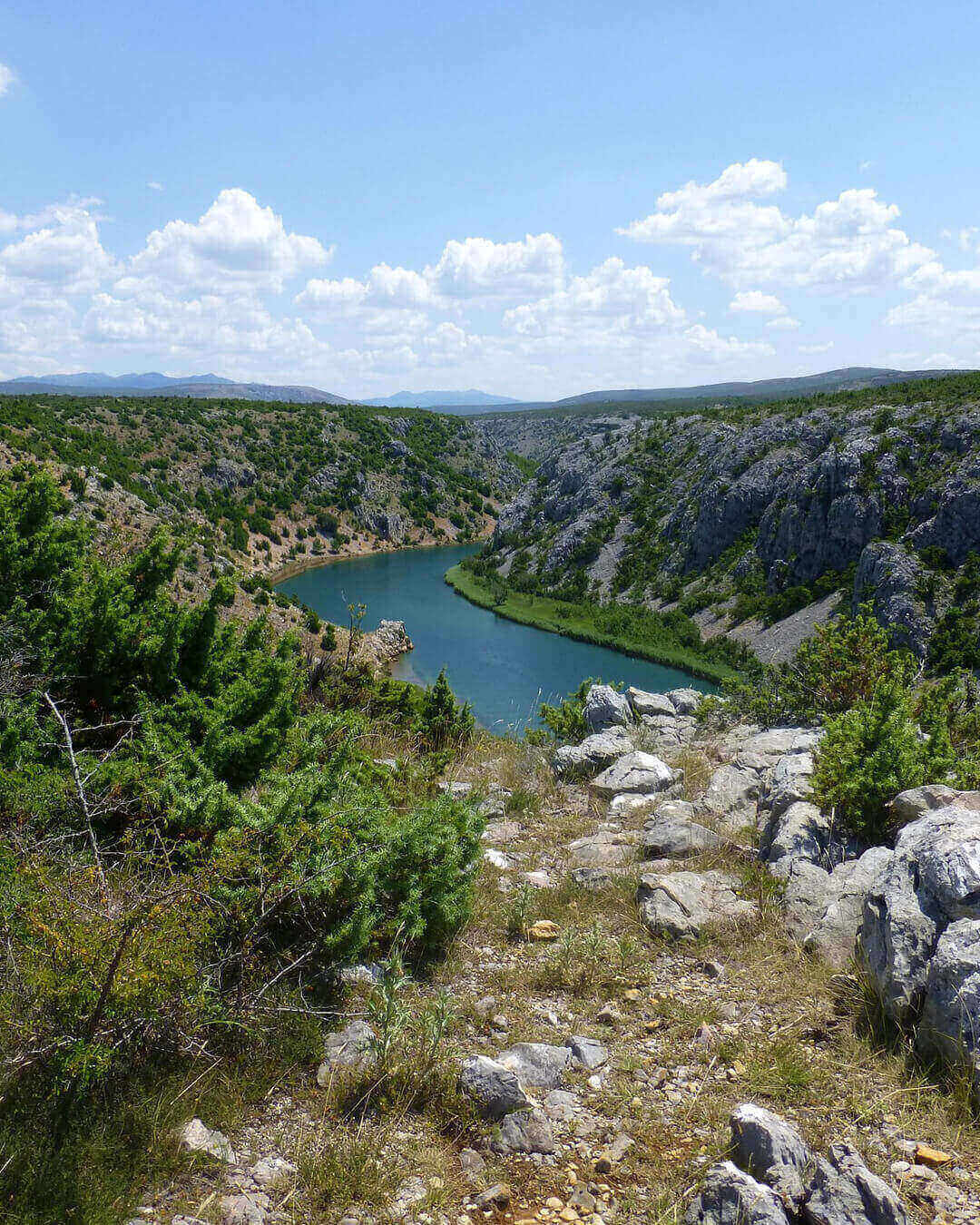 Blick auf den Zrmanja Canyon im Velibit Gebirge in Kroatien Blick auf den Zrmanja Canyon im Velibit Gebirge in Kroatien