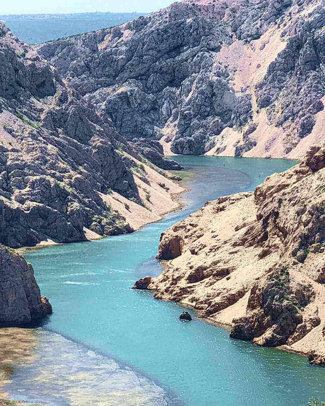 Blick auf den Zrmanja Canyon im Velebit Gebirge in Norddalmatien in Kroatien und den Zrmanja River in der Nähe von Zadar in Kroatien Blick auf den Zrmanja Canyon im Velebit Gebirge in Norddalmatien in Kroatien und den Zrmanja River in der Nähe von Zadar in Kroatien