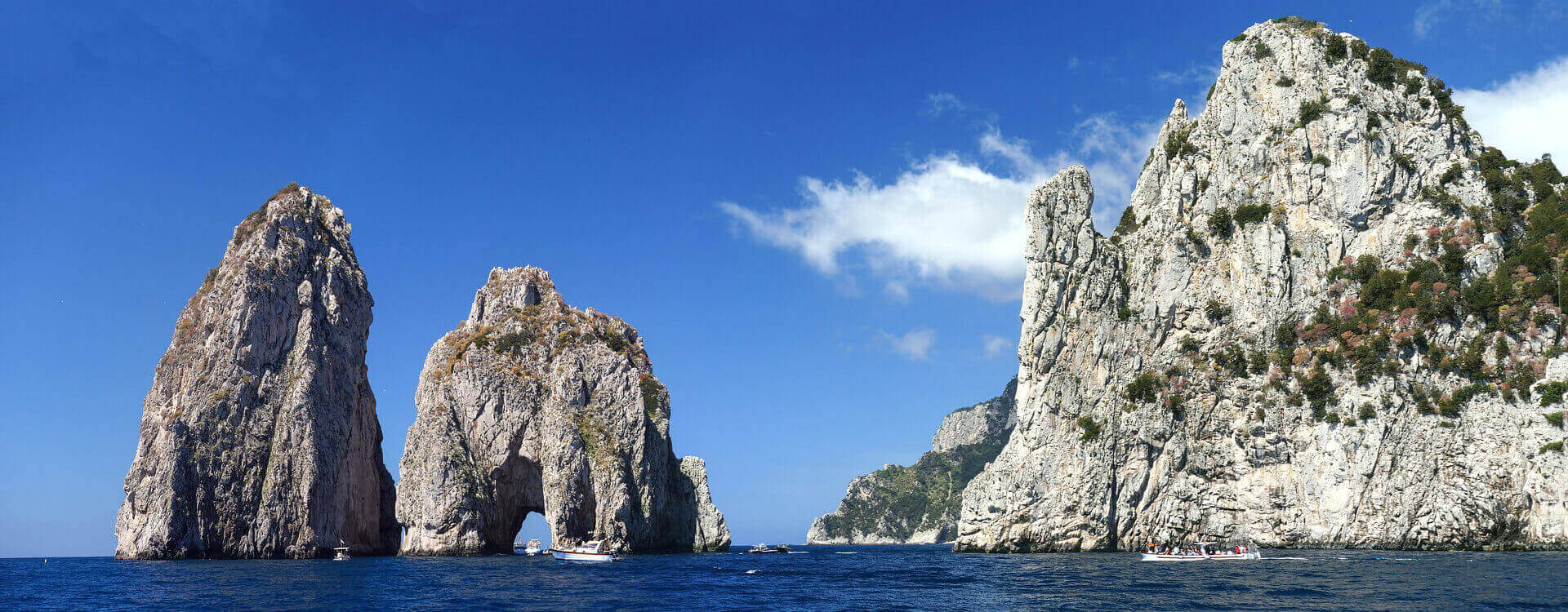 Blick auf den berühmten Faraglioni Felsen vor der Küste von Capri
