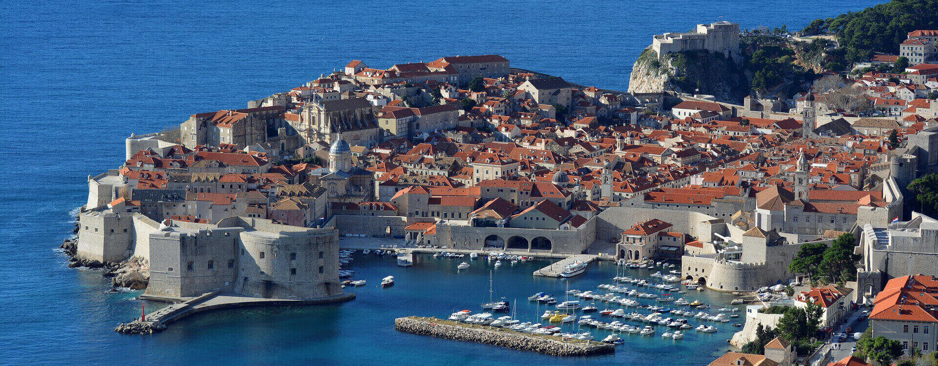 Blick auf die Altstadt von Dubrovnik vom Hafen aus, mit der mächtigen Stadtmauer in Kroatien