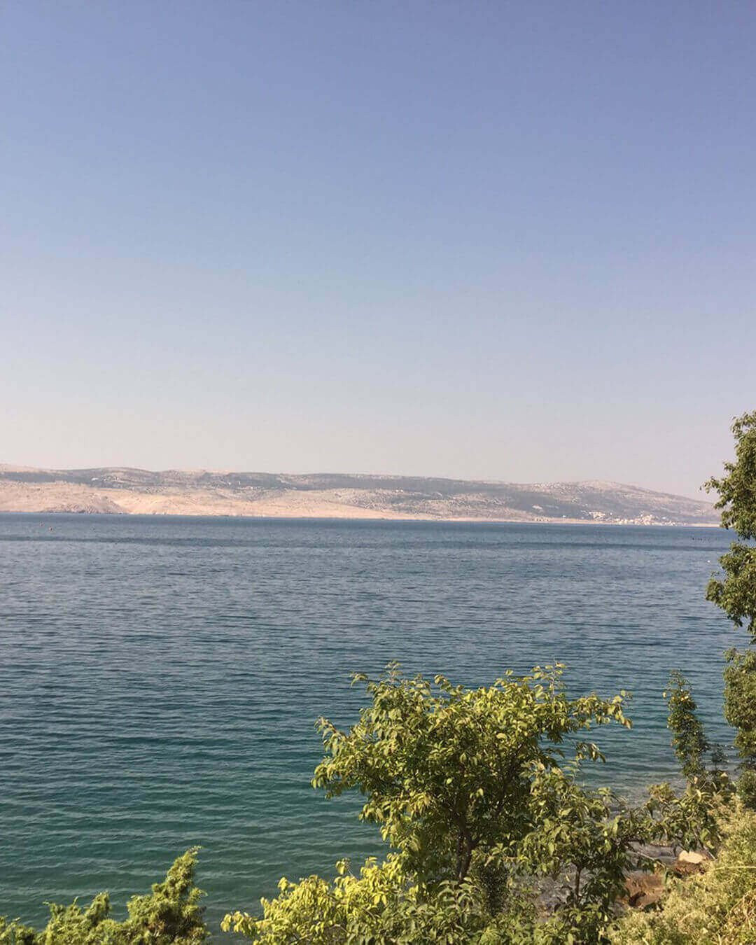 Blick auf die Insel Pag vom Festland bei Starigrad aus fotografiert