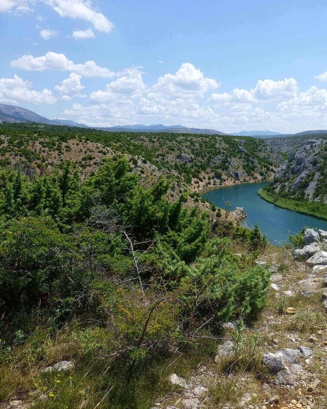 Blick auf die Landschaft im Zrmanja Caynon im Velebit Gebirge in Kroatien Blick auf die Landschaft im Zrmanja Caynon im Velebit Gebirge in Kroatien