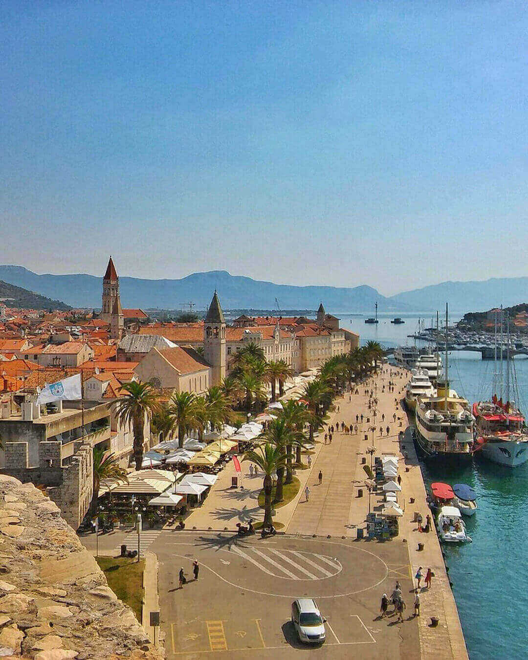 von Trogir in Mitteldalmatien in Kroatien Blick auf die Strandpromenade von Trogir in Mitteldalmatien in Kroatien
