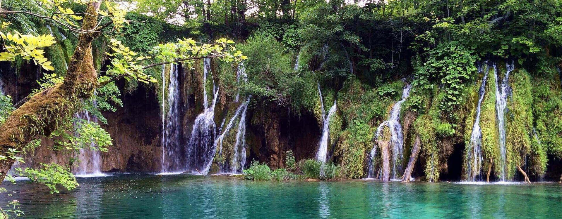 Blick auf einen der Wasserfälle im Nationalpark Plitvicer Seen in Kroatien