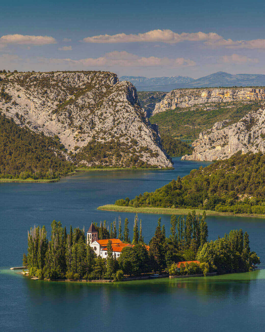 ruhige Insel Visovac mit Kloster im Nationalpark Krka Wasserfälle in Kroatien Blick auf die ruhige Insel Visovac mit Kloster im Nationalpark Krka Wasserfälle in Kroatien