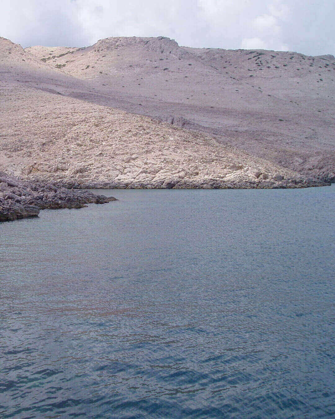 Blick über die karge Landschaft mit ihren Felsen auf der Insel von Pag in Kroatien Blick über die karge Landschaft mit ihren Felsen auf der Insel von Pag in Kroatien