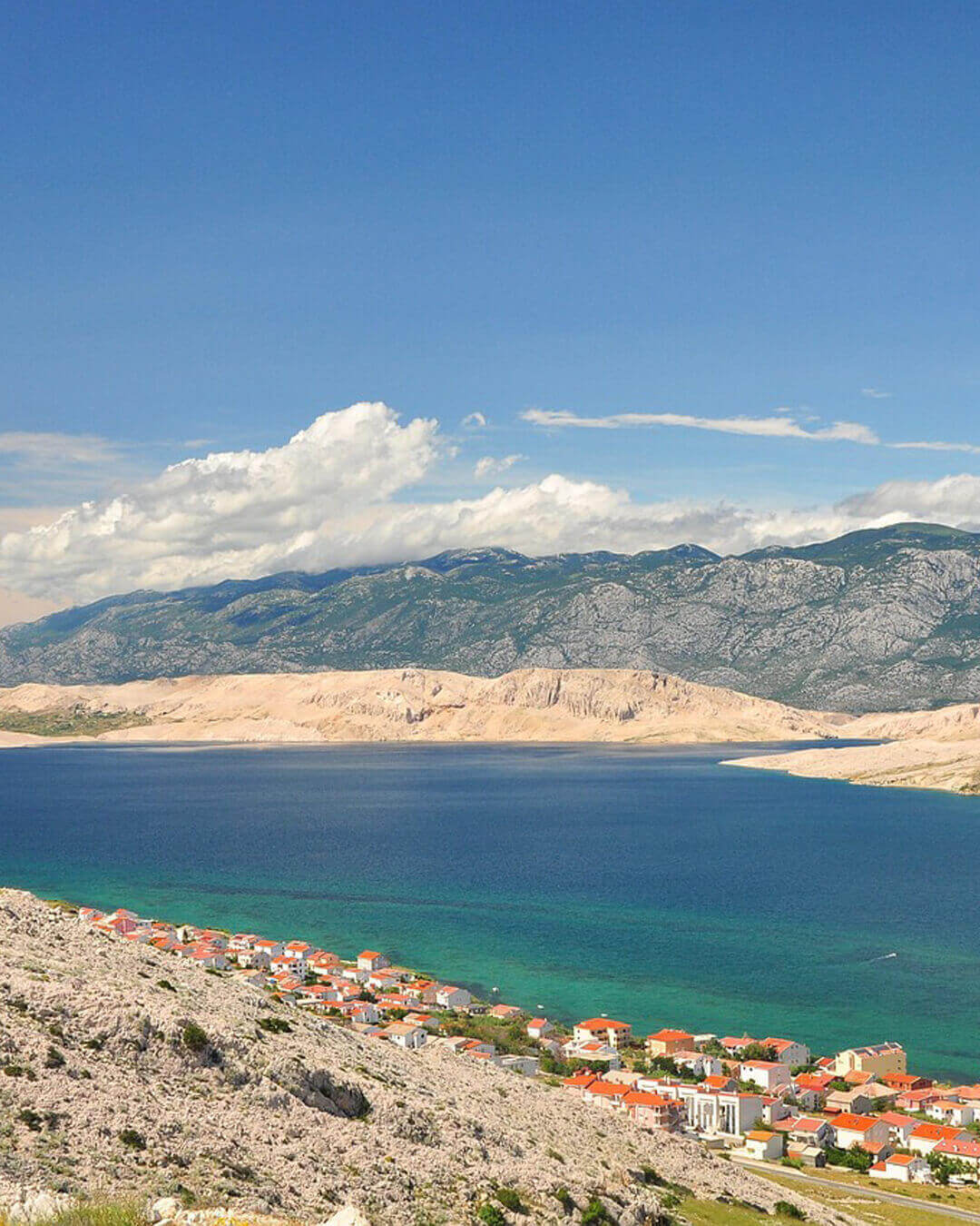 Blick über die kahlen Felsen der Insels Pag im Hintegrund das Meer und das Velebit Gebirge in Kroatien Blick über die kahlen Felsen der Insels Pag im Hintegrund das Meer und das Velebit Gebirge in Kroatien