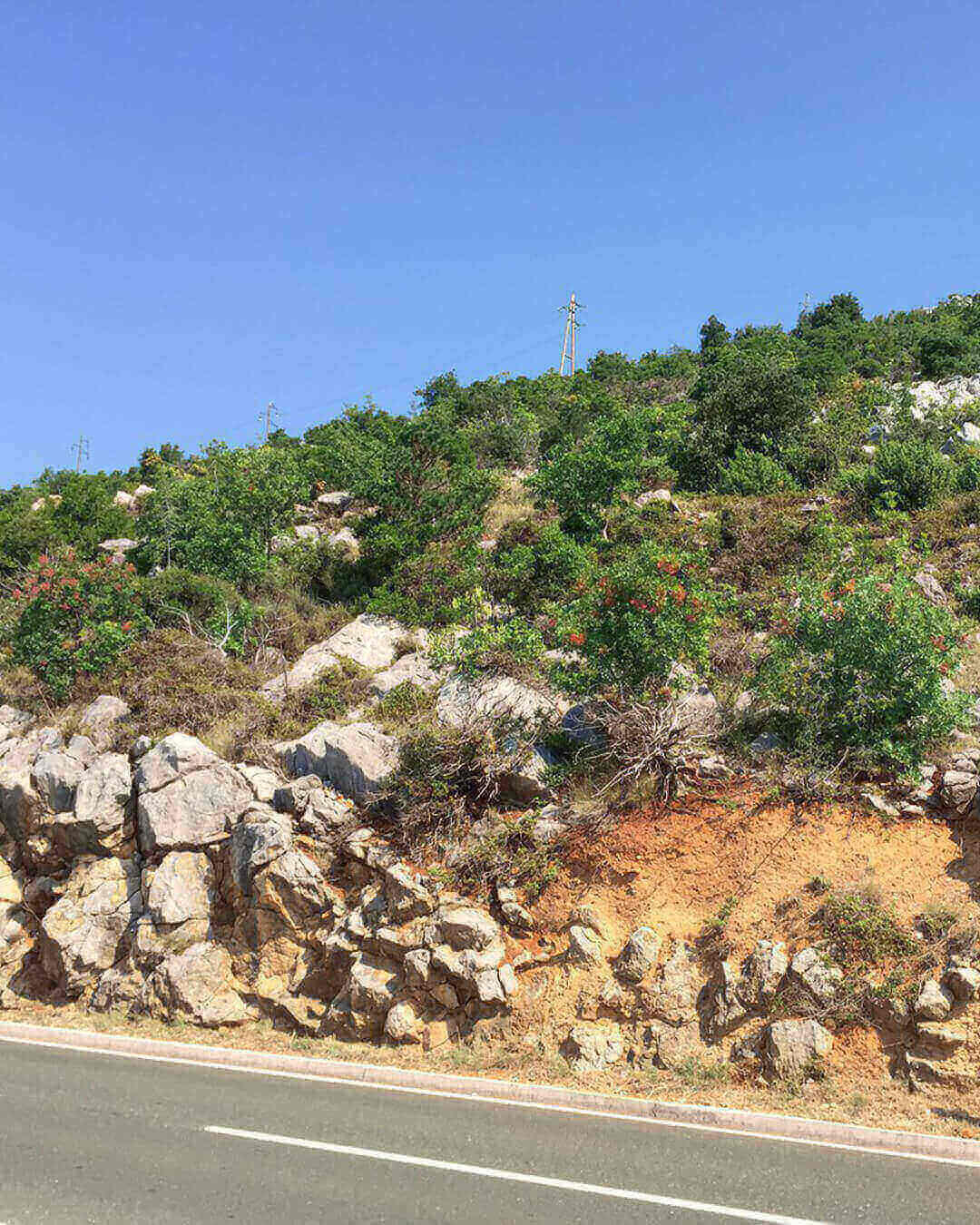 Die Straße entlag des Paklinica Nationalparks in der Nähe von Starigrad in der nähe von Zadar in Kroatien