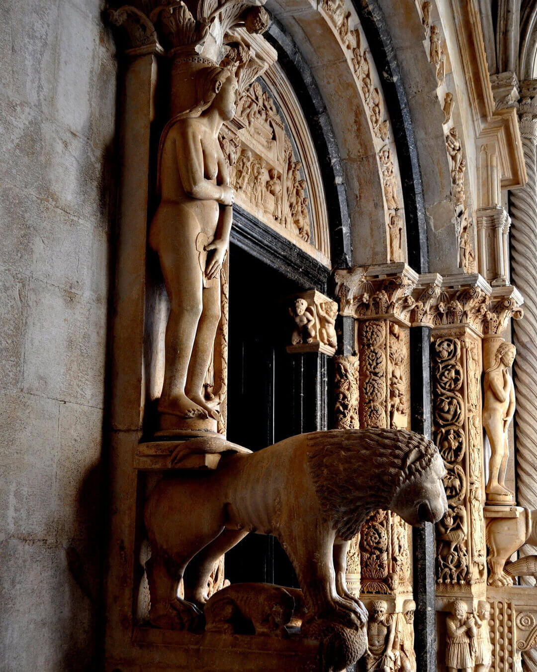 der Kathedrale von Trogir Das berühmte Radovan Portal an der Kathedrale von Trogir