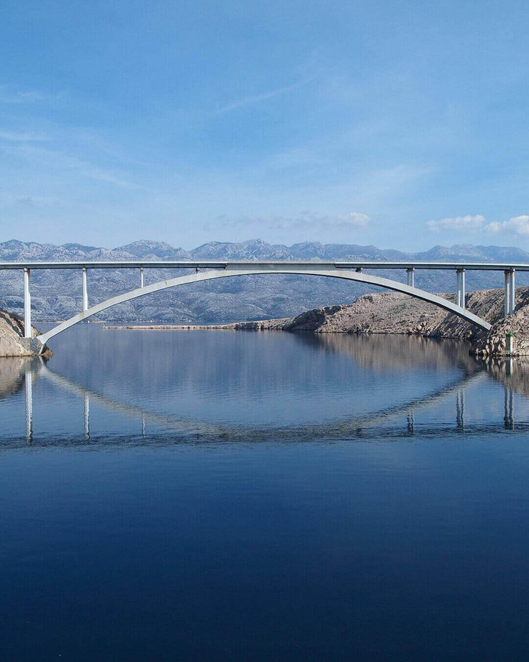 Die-Brücke von Pag mit Ihren Bögen vom Meer aus Die Brücke von Pag mit ihren Bögen vom Meer aus fotografiert