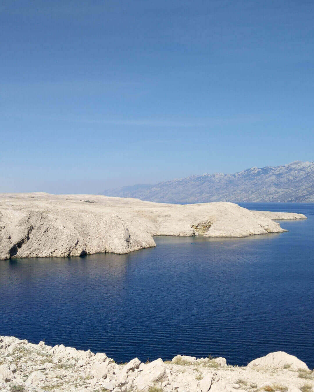 Blick vom Meer auf die kargen Felsen der Insel Pag in Kroatien Blick vom Meer auf die kargen Felsen der Insel Pag in Kroatien