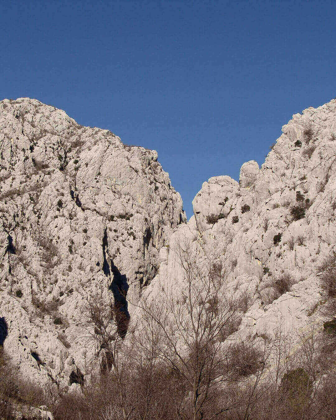 Felswände aus Kalkstein, im Velebit im Paklenica Nationalpark in Norddalmatien in Kroatien