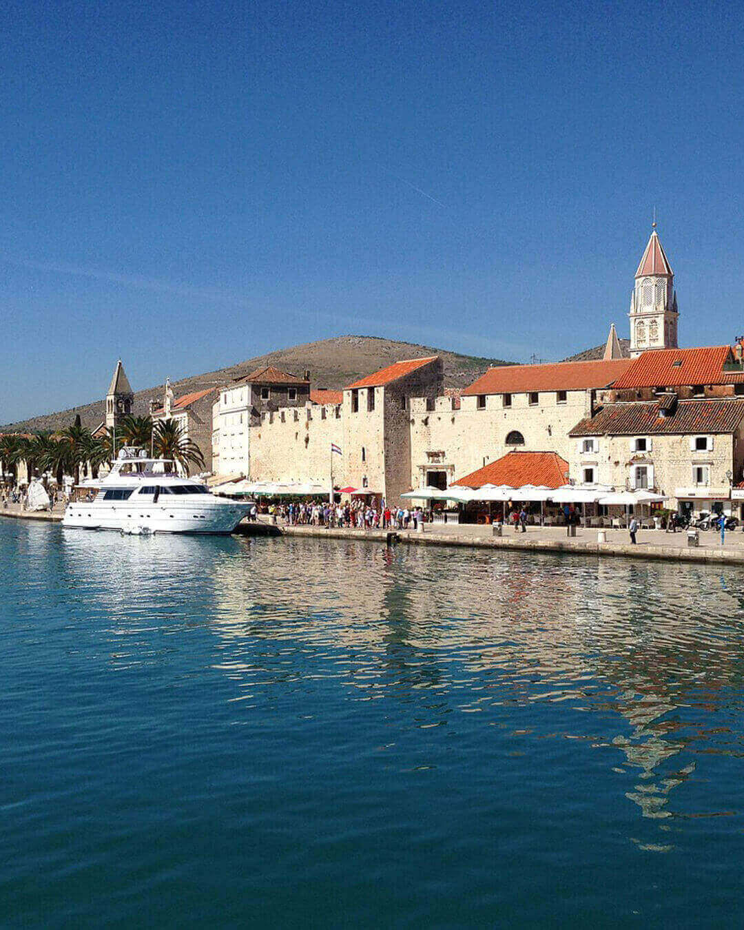 Die Strandpromenade in Trogir in Kroatien Die Strandpromenade in Trogir in Kroatien