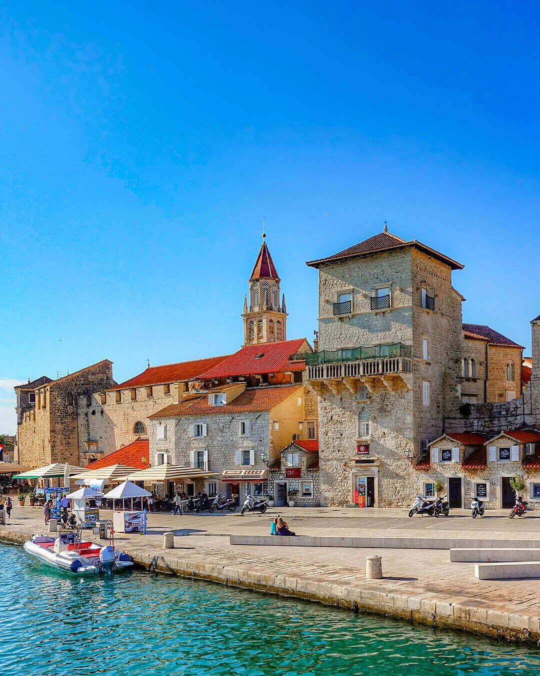 Die Strandpromenade von Trogir vom Meer mit den historischen Häusern der Altstadt Die Strandpromenade von Trogir vom Meer mit den historischen Häusern der Altstadt