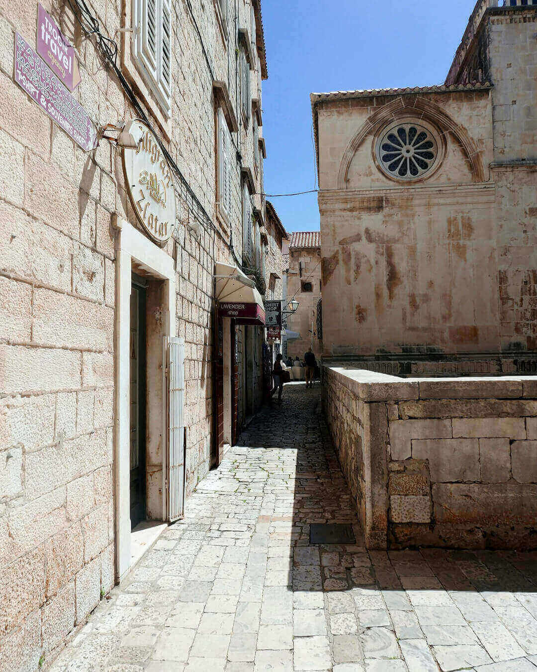 Eine typische Straße in der historischen Altstadt von Trogir in Kroatien Eine typische Straße in der historischen Altstadt von Trogir in Kroatien