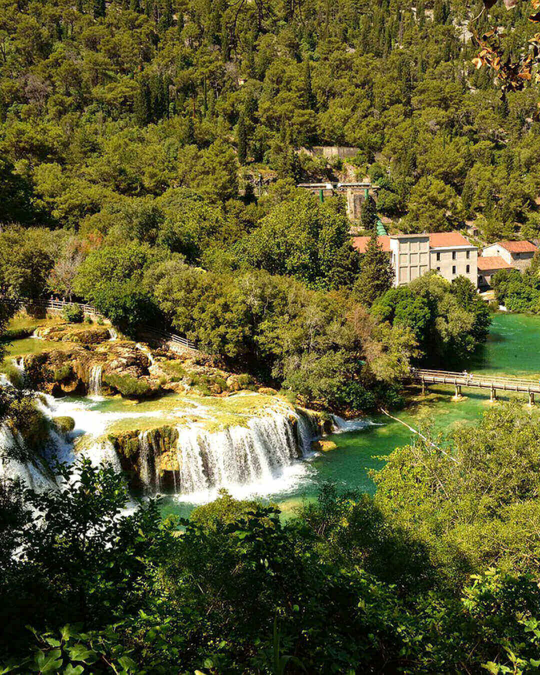 Luftaufnahme der Landschaft im Krka Nationalpark mit Wasserfall Sradinski Buk Luftaufnahme der Landschaft im Krka Nationalpark mit Wasserfall Sradinski Buk
