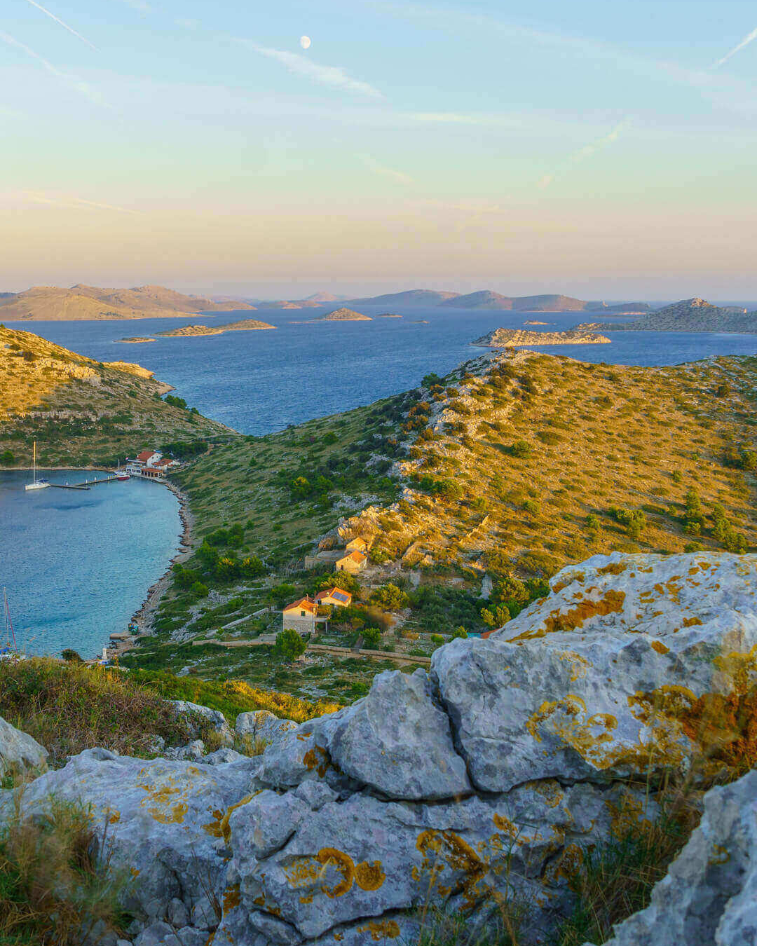 Luftaufnahme von den begrünten Inseln der Kornaten am Abend in Kroatien