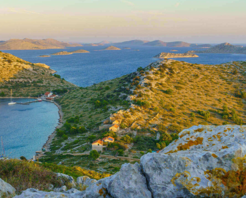 Luftaufnahme von den begrünten Inseln der Kornaten am Abend in Kroatien