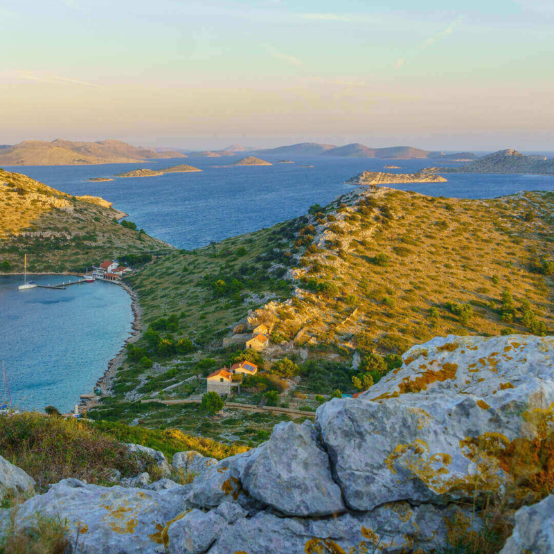 Luftaufnahme von den begrünten Inseln der Kornaten am Abend in Kroatien