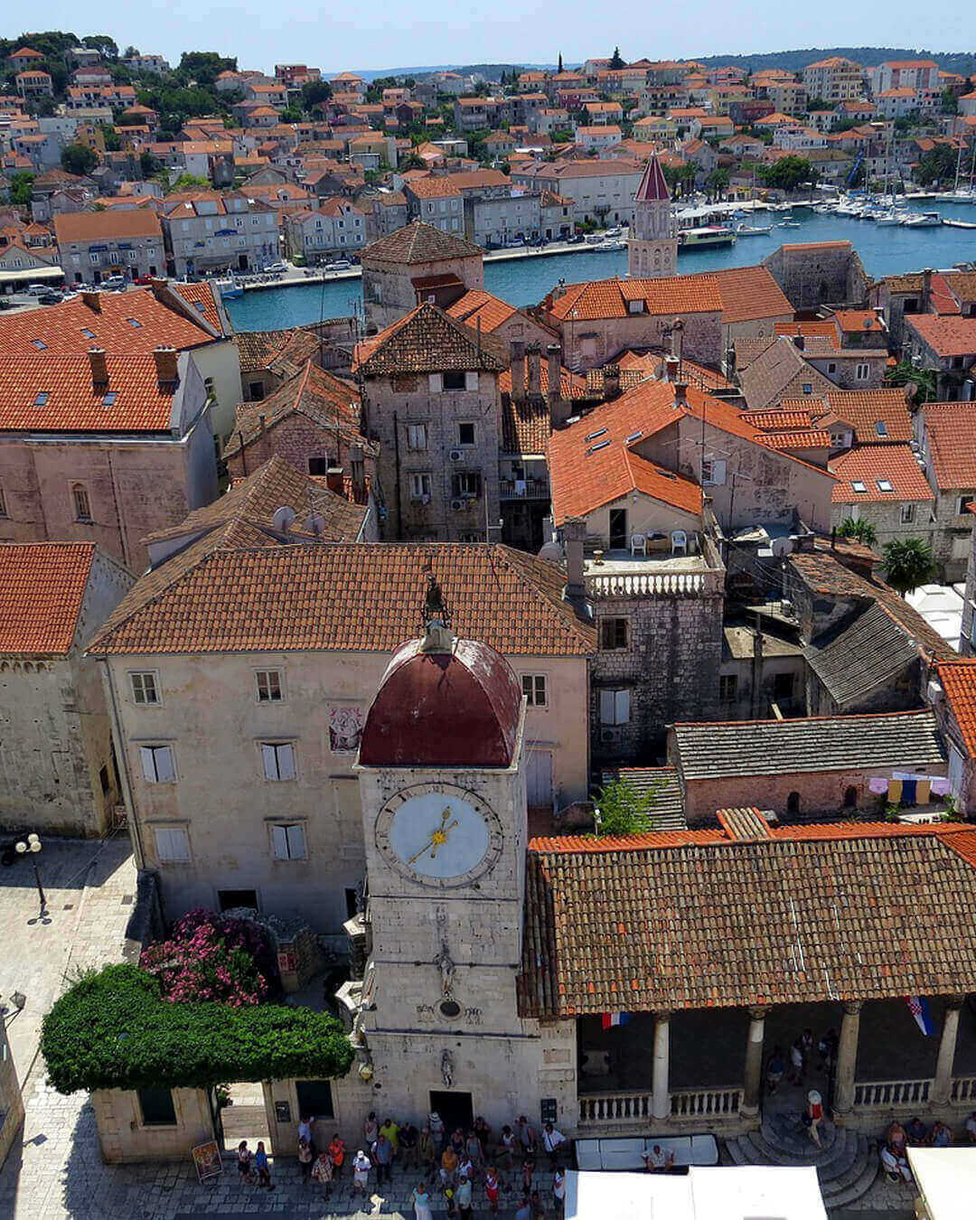 Der Hauptplatz von Trogir mit der berühmten Uhrturm Der Hauptplatz von Trogir mit der berühmten Uhrturm