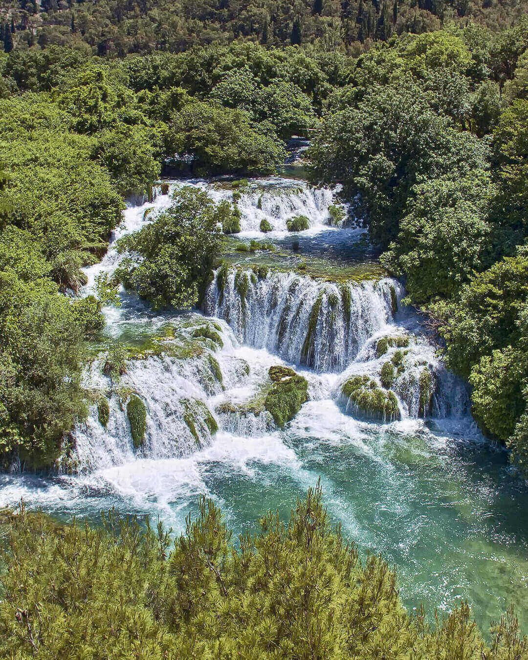 Luftaufnahme von einem Wasserfall im Krka Nationalpark in Kroatien Luftaufnahme von einem Wasserfall im Krka Nationalpark in Kroatien