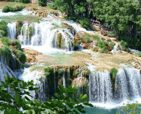 Übersicht über den Wasserfall Sradinski buk im Krka Nationalpark in Kroatien