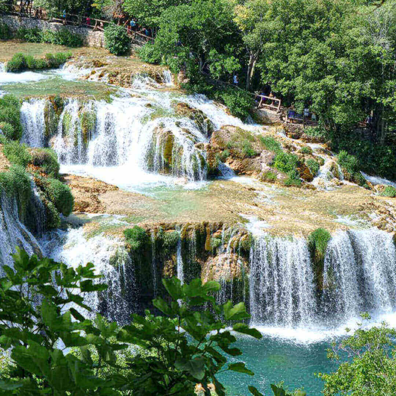 Übersicht über den Wasserfall Sradinski buk im Krka Nationalpark in Kroatien