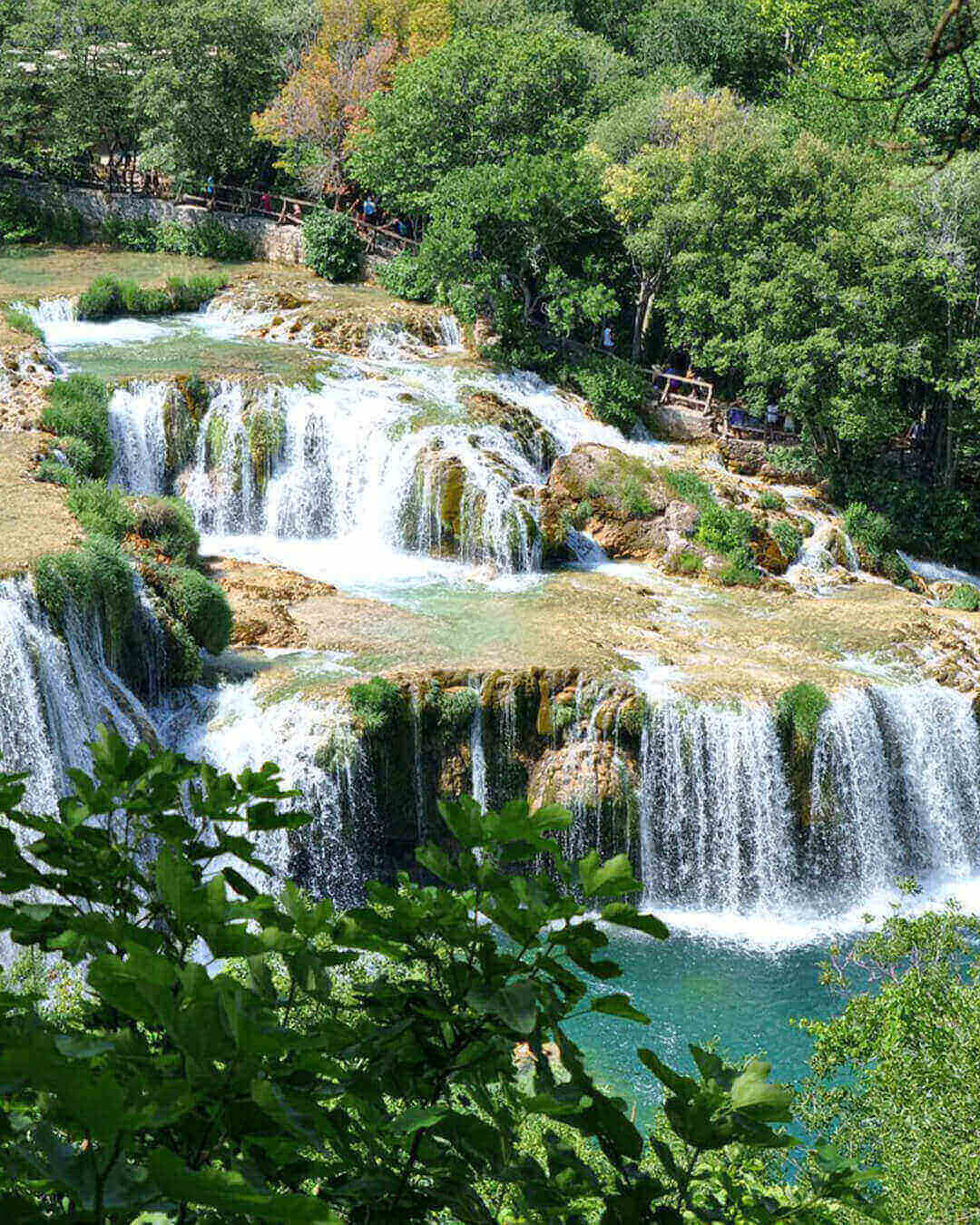Übersicht über den Wasserfall Sradinski buk im Krka Nationalpark in Kroatien Übersicht über den Wasserfall Sradinski buk im Krka Nationalpark in Kroatien